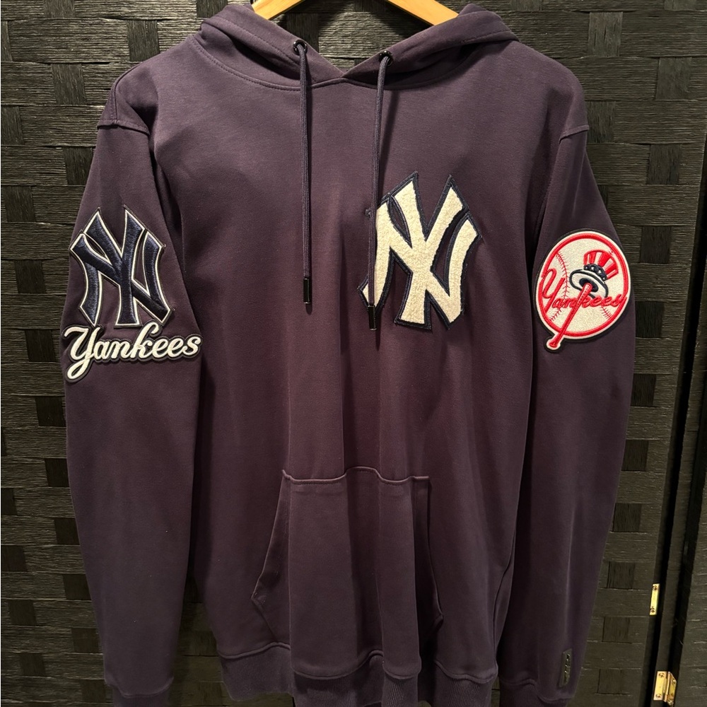 Yankees Blue Hooded Sweatshirt with Classic NY Emblem
